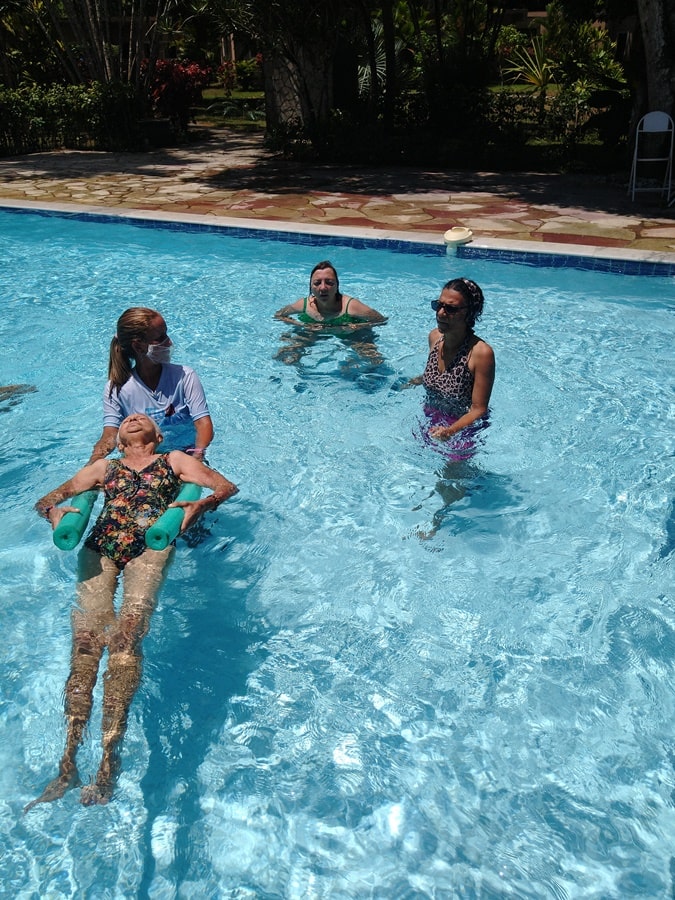 Residentes nadando em uma piscina