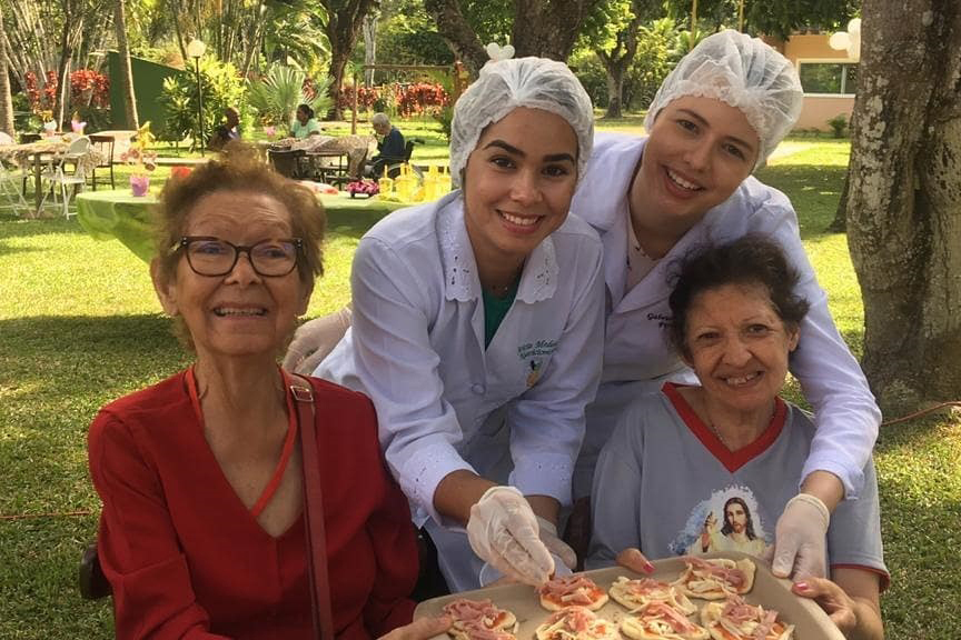 Residentes e Funcionários fazendo pizza