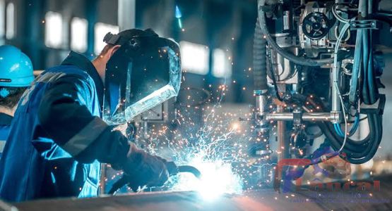 Imagem ilustrativa de uma pessoa trabalhando com montagem