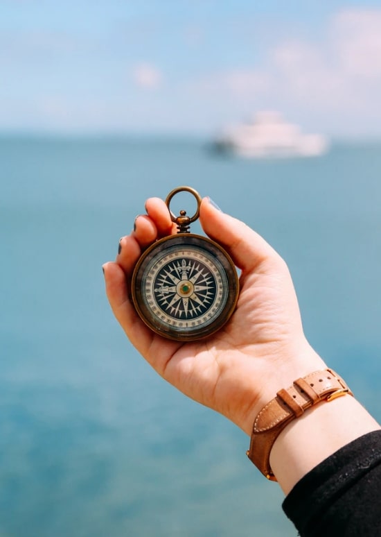 Imagem de uma pessoa segurando uma bússola