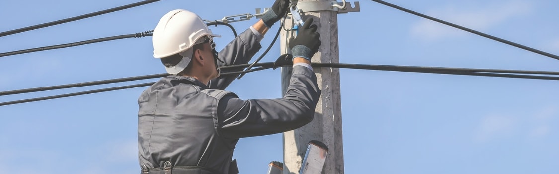 Instalador em cima de um poste.