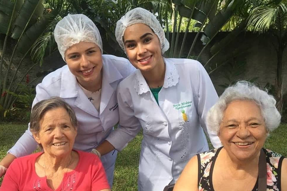 Residentes e Funcionários sorrindo