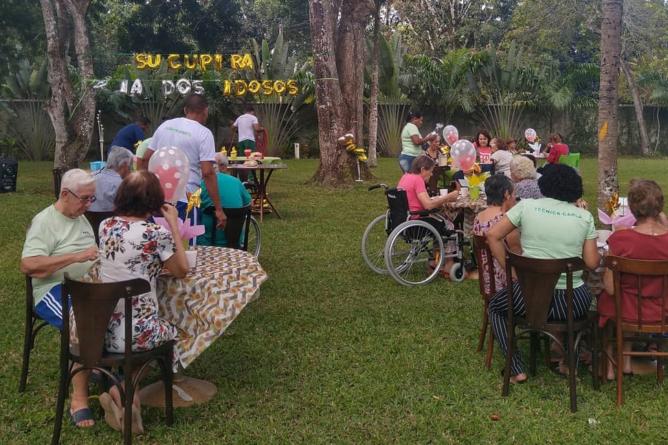 Residentes fazendo refeição