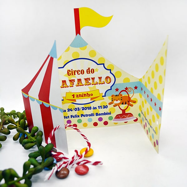 Imagem de um convite infantil aberto dos dois lados com tema de circo