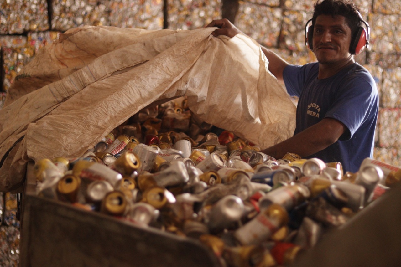 Mulher realizando separação de materiais recicláveis