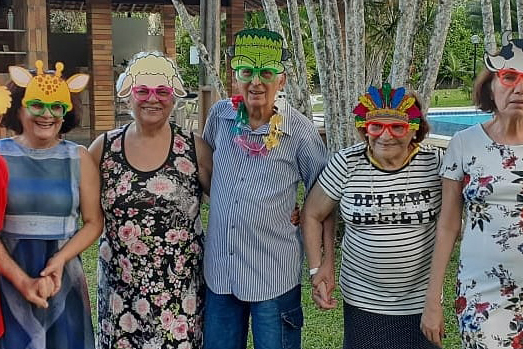 Residentes fantasiados com máscaras se divertindo