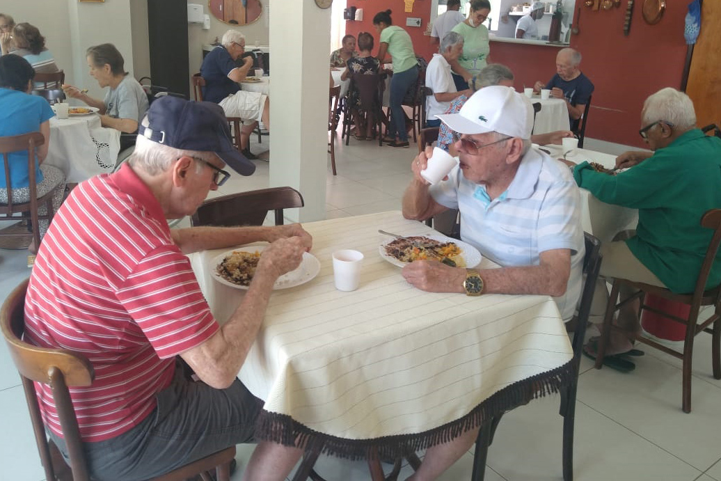 Residentes fazendo refeição