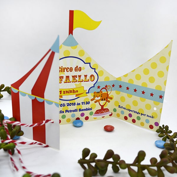 Imagem de um convite infantil aberto para direita com tema de circo