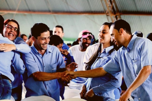 Imagem de várias pessoas se cumprimentando