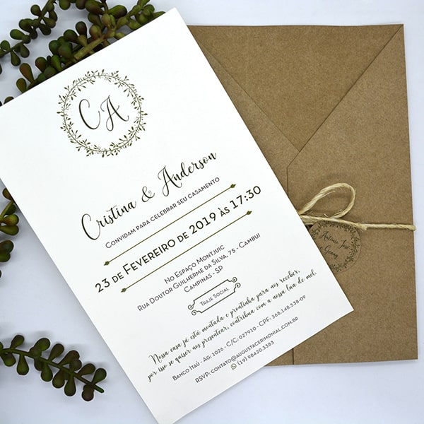 Imagem de um convite de casamento fora do envelope